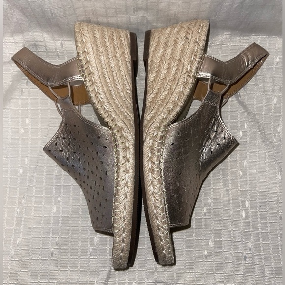 NWT Clarks Women’s Petrina Gail Metallic Gold Espadrille Sandals - Picture 7 of 10